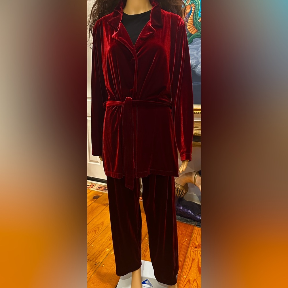 Vintage Hillard Hanson maroon Velvet Lounge set. Top Size L. Pants Size S.
